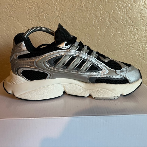 Size 5.5 (GS) adidas Ozmillen Low Silver White Black